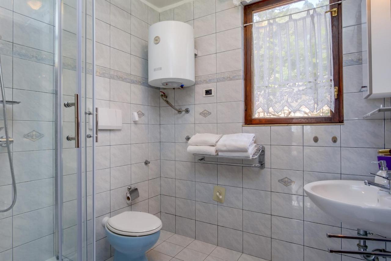 Apartments Villa Julija Mali Lošinj Eksteriør bilde